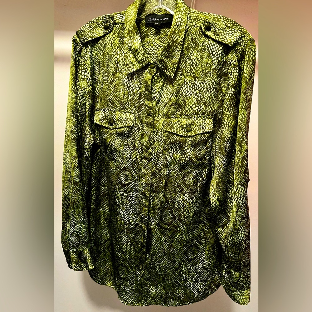 Jones New York Women’s Animal print Blouse.